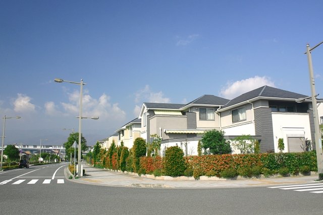 道路と住宅